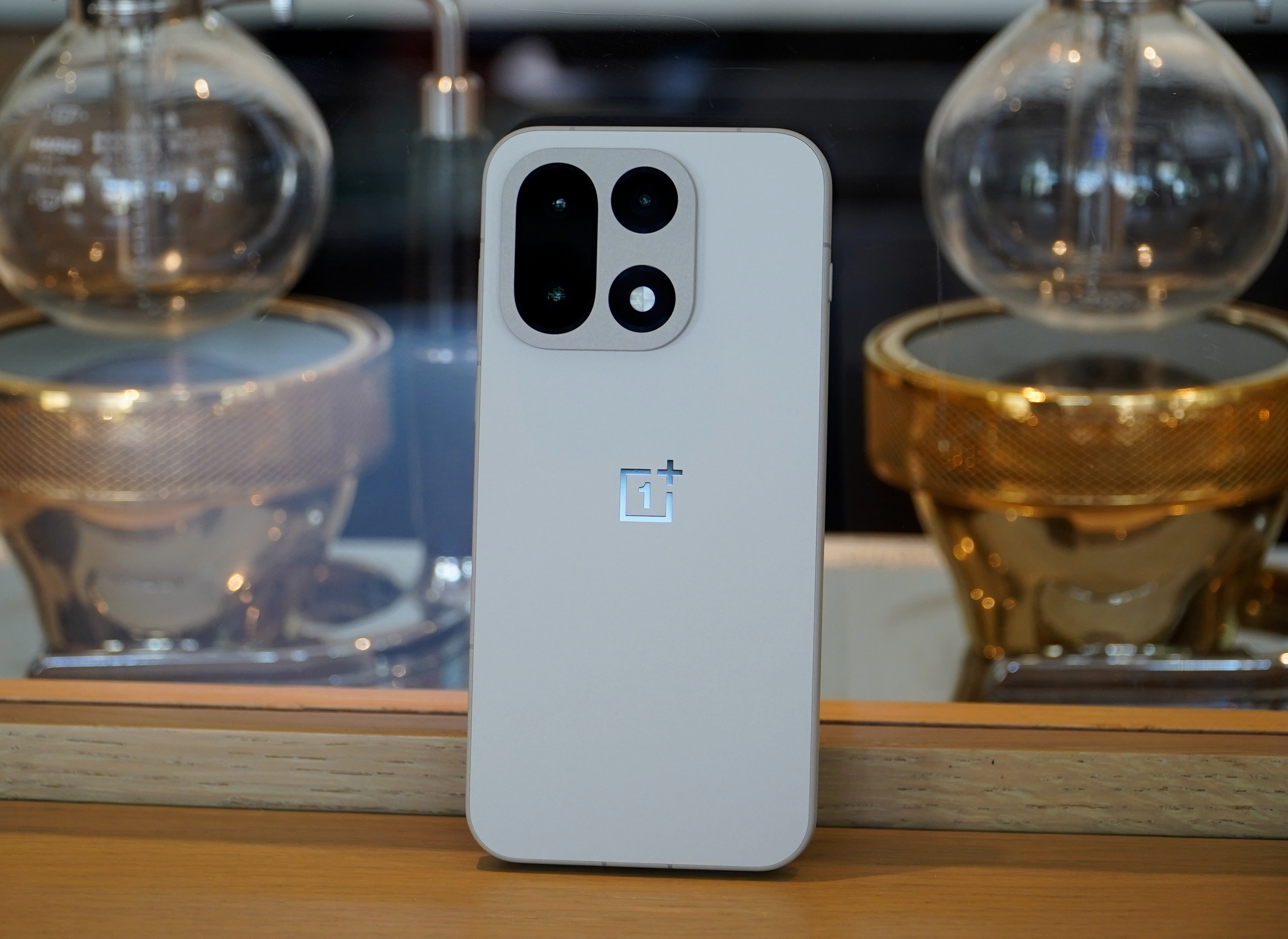 一加15原色沙丘真机上手图：有一说一，拿在手上确实有种陶瓷的质感，平衡、克制、简