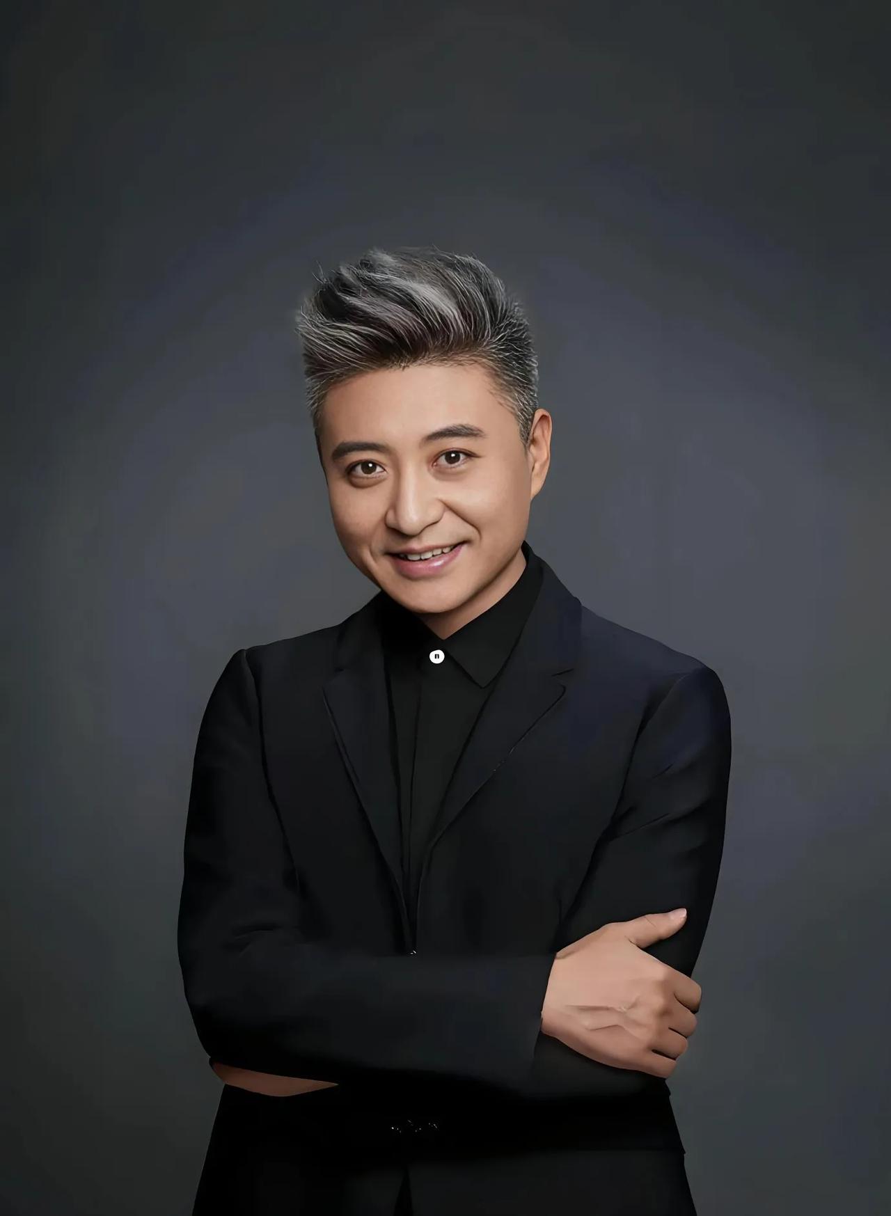 物以类聚人以群分，著名相声演员周炜蒋大为老师合影旁边美女是谁最近看到一张三