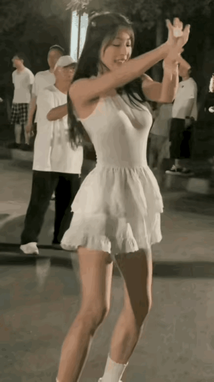 谁说广场舞不好看的，只是分年龄段而已！