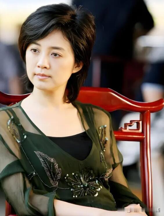 央视的主持人里面，也只有一个她能驾驭的了这种风格的发现，比王小丫漂亮，比欧阳夏丹