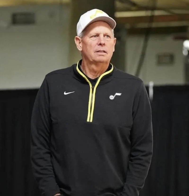 爵士队这个大超市，今年竟出奇的安静。安吉这个老狐狸，处处算计，今年看来要机关算尽