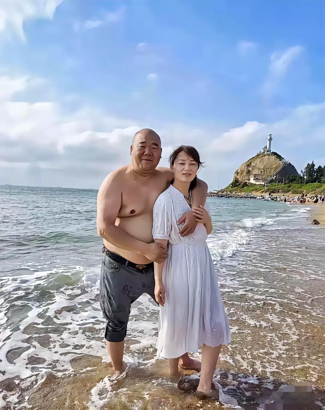 小编说，这大叔是国内某地一个暴发户，所以，漂亮的大姐才会嫁给他？刚刷到一小编发