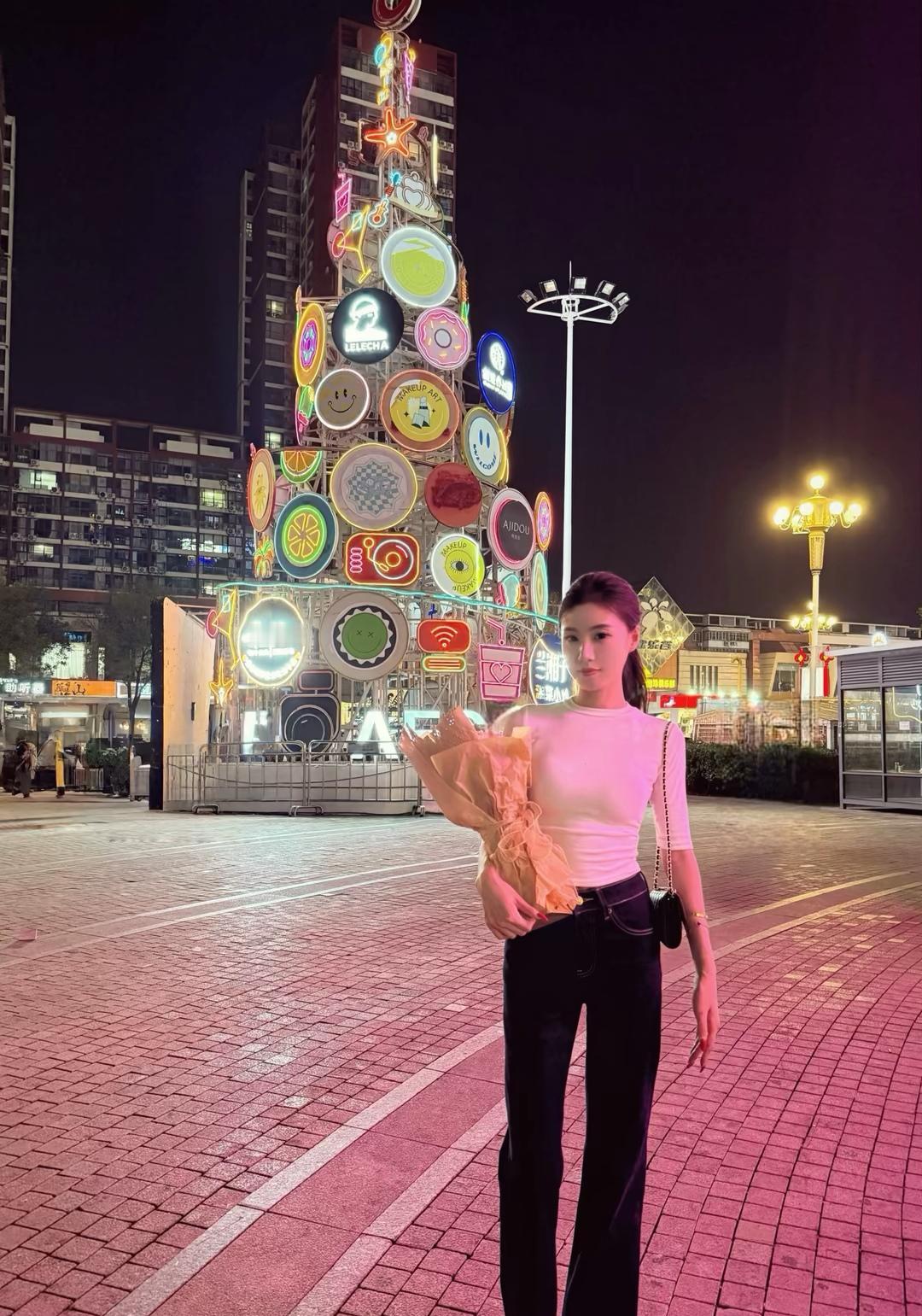 夜游繁华街头，霓虹灯下，时尚少女与绚丽霓虹灯交相辉映。