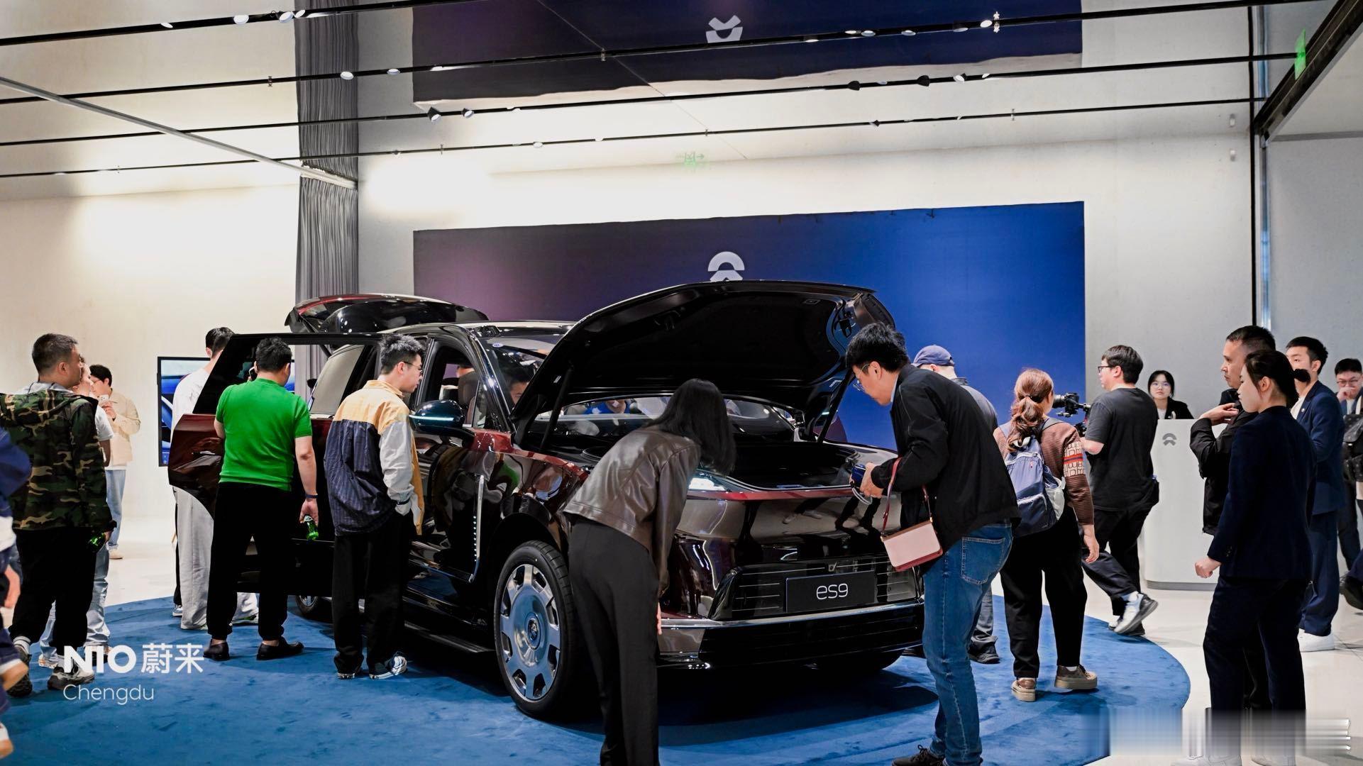 杭州今晚下大雨，开完发布会，我和去绍兴路门店看车。晚上10点30，大雨滂沱，担心