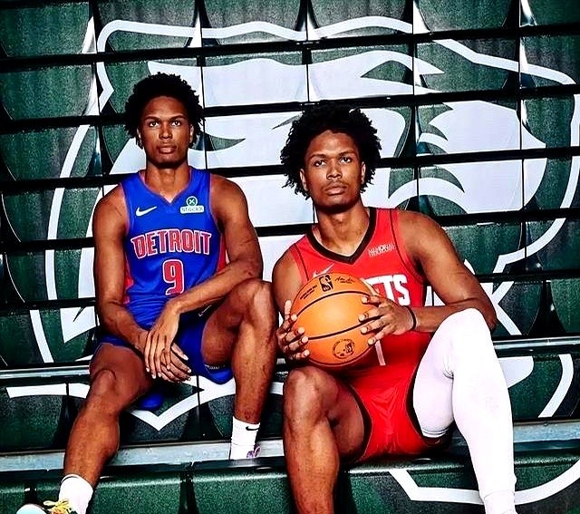 一对双胞胎刚从NBA老板口袋里掏走3.6亿美元。弟弟奥尔萨拍板签下名字，5年1.55亿落袋。活塞砸这