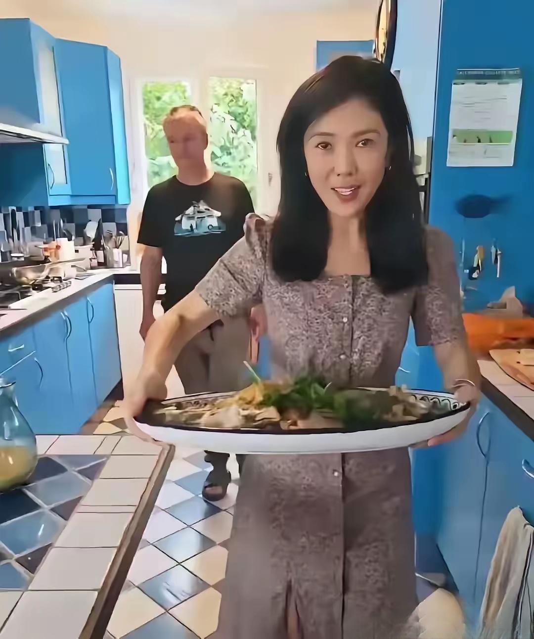 人啊，真是不能太惯着！这个“女拳手”苏芒，就是早餐吃鸡蛋说要花500的那个，在