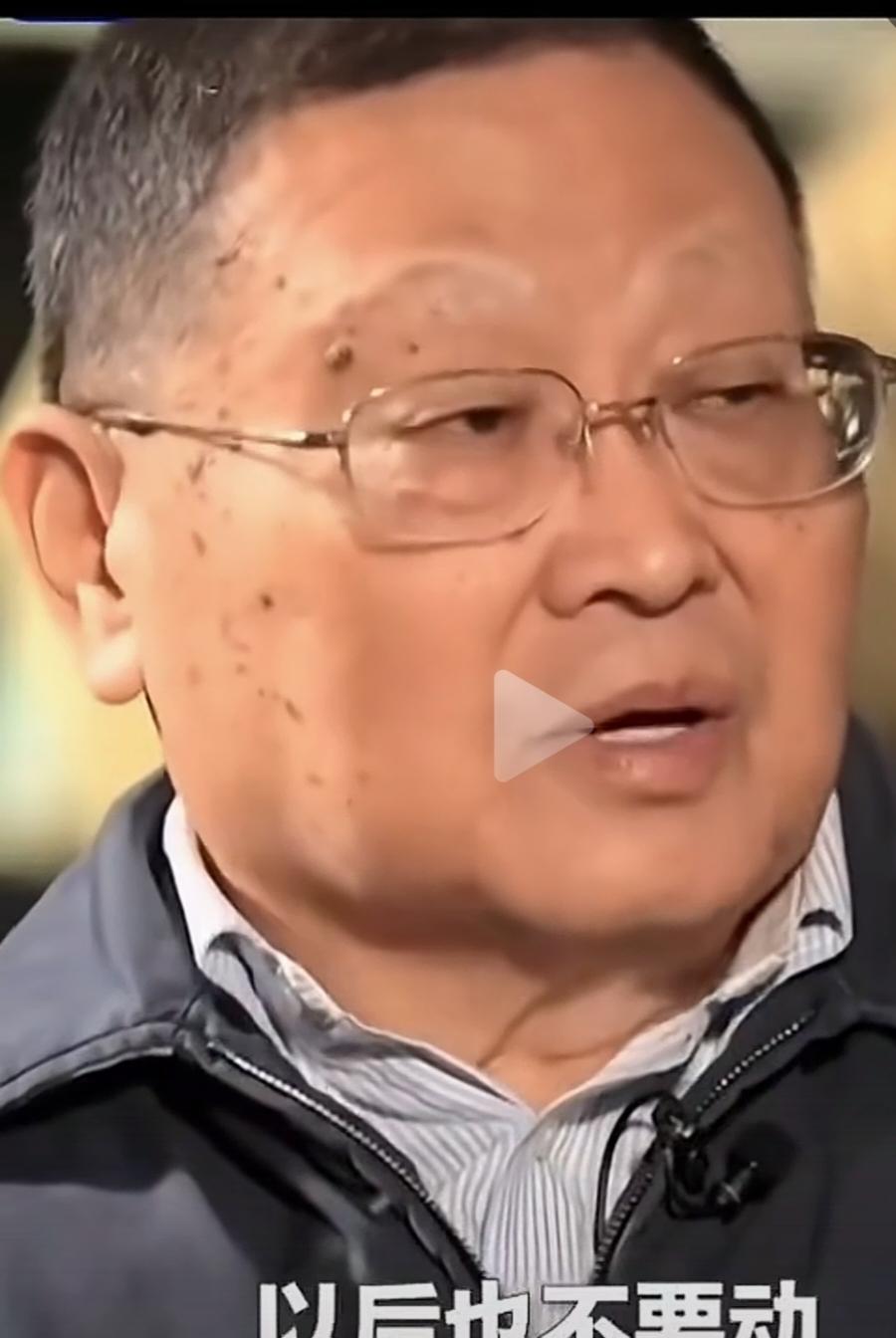 被这位文物修复专家的话感动了。央视记者问他，什么时候可以把秦始皇陵打开，这里面有