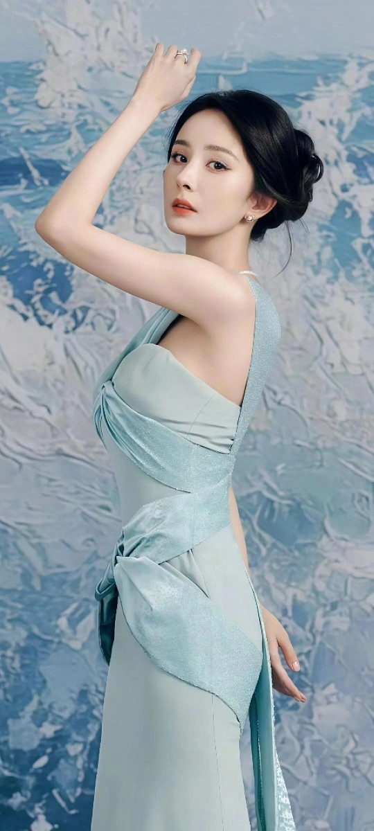 杨幂吃固体杨枝甘露沉默了杨幂吃固体杨枝甘露直接沉默的样子也太可爱了吧！妥妥的颜值