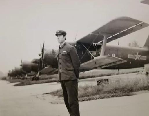 1951年，朝鲜鸡雄山，一名志愿军和队友已经弹尽粮绝，于是他对敌方美军喊道：“我