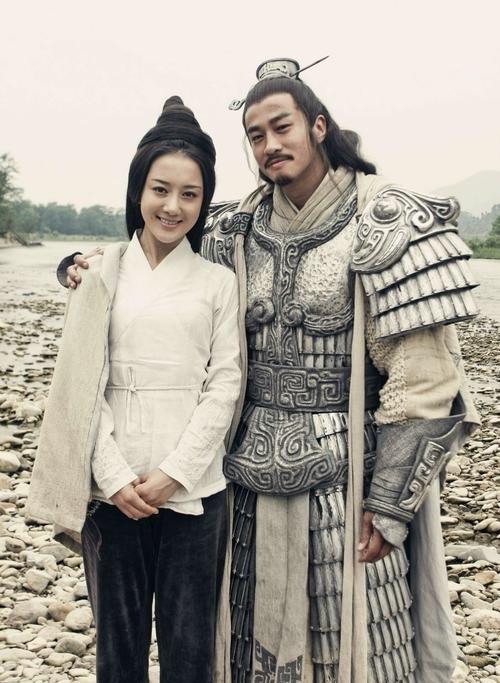 2012年，何润东与李依晓在电视剧《楚汉传奇》剧组合影。何润东饰演西楚霸王“