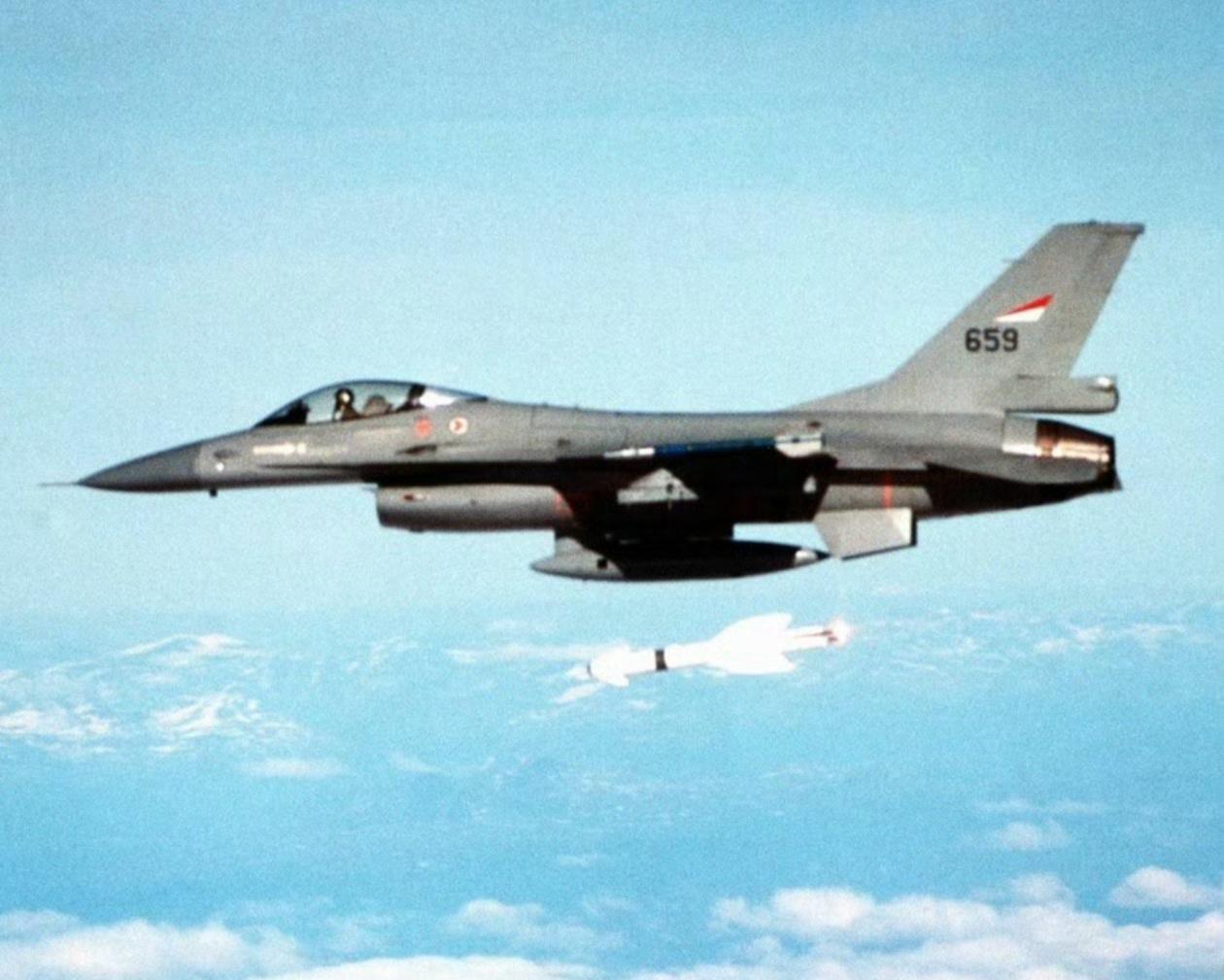 冷战末期，挪威空军的F-16发射企鹅空射反舰导弹。F-16执行对地打击任务，早期