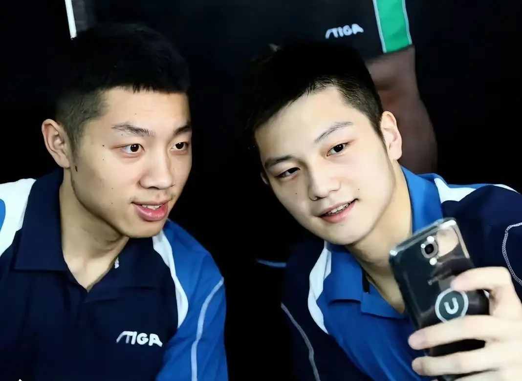 樊振东堪称功勋与颜值的完美融合体！人群中他光芒四射，帅气超凡，好似自带美颜滤镜。