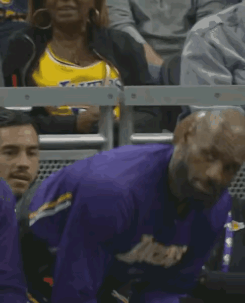 詹姆斯懵了，这是让我和儿子一起上场？是老板疯了，还是雷迪克疯了，要不就是要让球迷