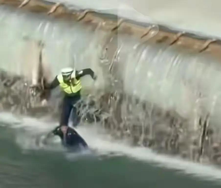 冰上亡命2月3日，山西离石发生一起令人咋舌的事件一男子驾车遇到交警酒