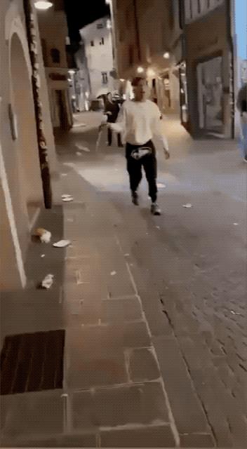 中东移民黑帮大街砍刀互殴：意大利小城旅游差点吓死游客！这是近日外国游客在意大利东