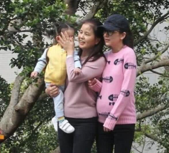 方媛嫁给比她大22岁的郭富城，她婆婆已逝世，母亲在身旁照顾她。其实她挺幸福的，郭