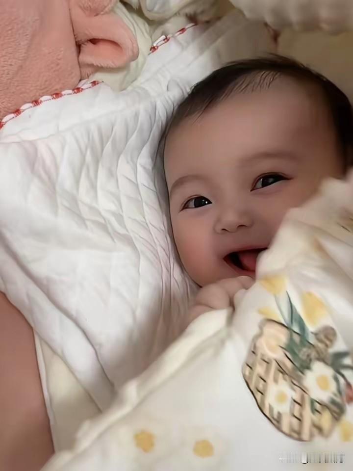 古巨基家里的“基因彩票”开奖了！这回他抱着二胎儿子出镜，小家伙那鼻子那眼睛，