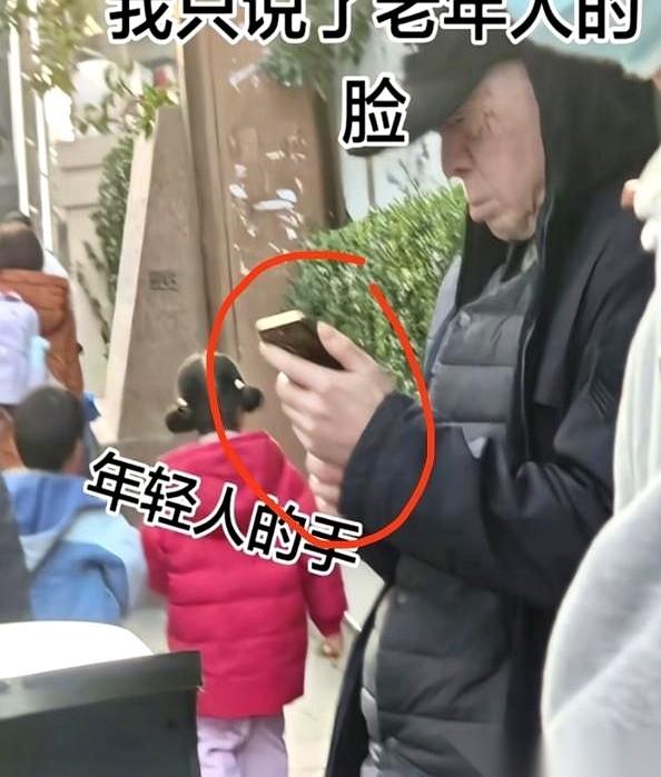街上，一个男人，黑衣黑帽，背稍微有点驼，走得不快，看着就像个老大爷。镜头跟着他