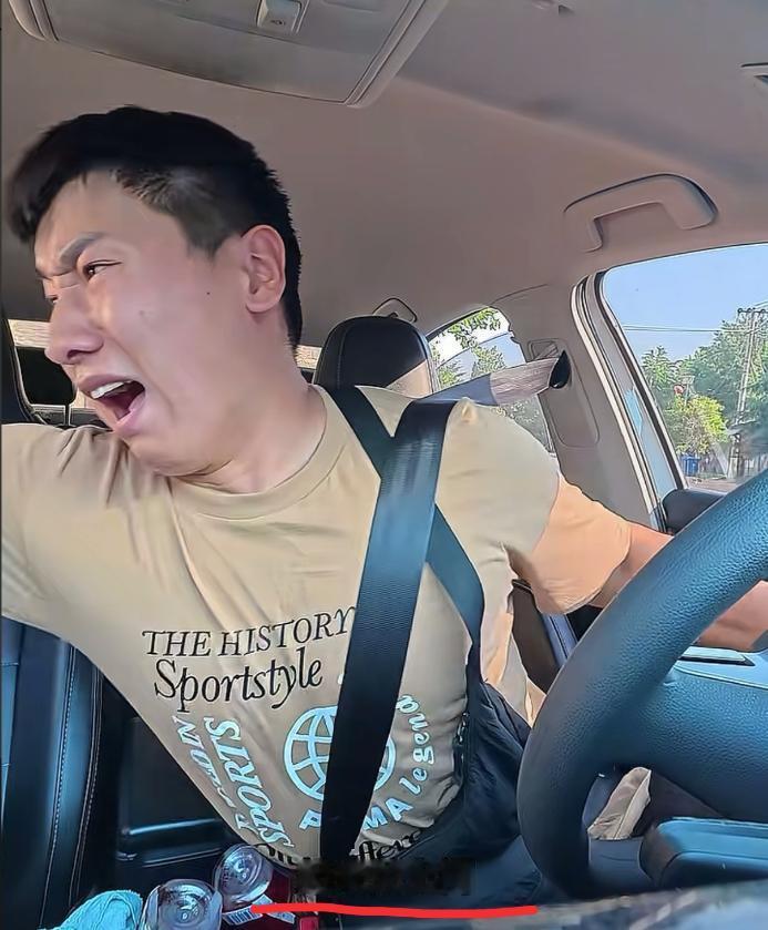 偷网红边牧”锄头”的小偷终于扛不住了！竟然直接跑到失主家门口跪地求饶，赖在地上不