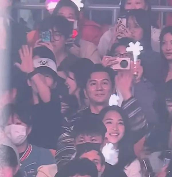 白鹿曾舜晞贴着看演唱会，这两位是彻底不装了吗