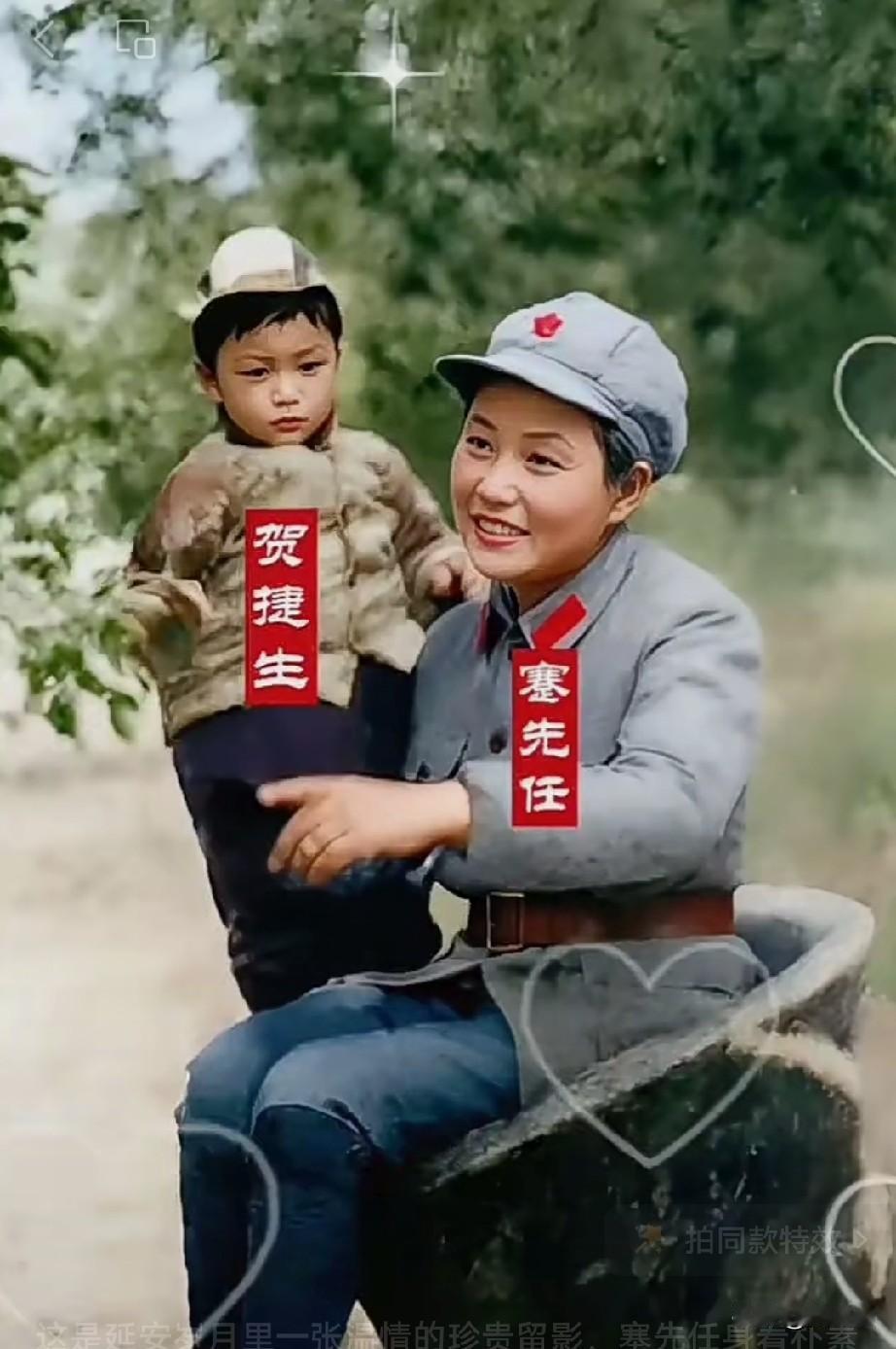 这是延安岁月里一张温情的珍贵留影。塞先任身着朴素的红军军装，头戴缀有红五星的八
