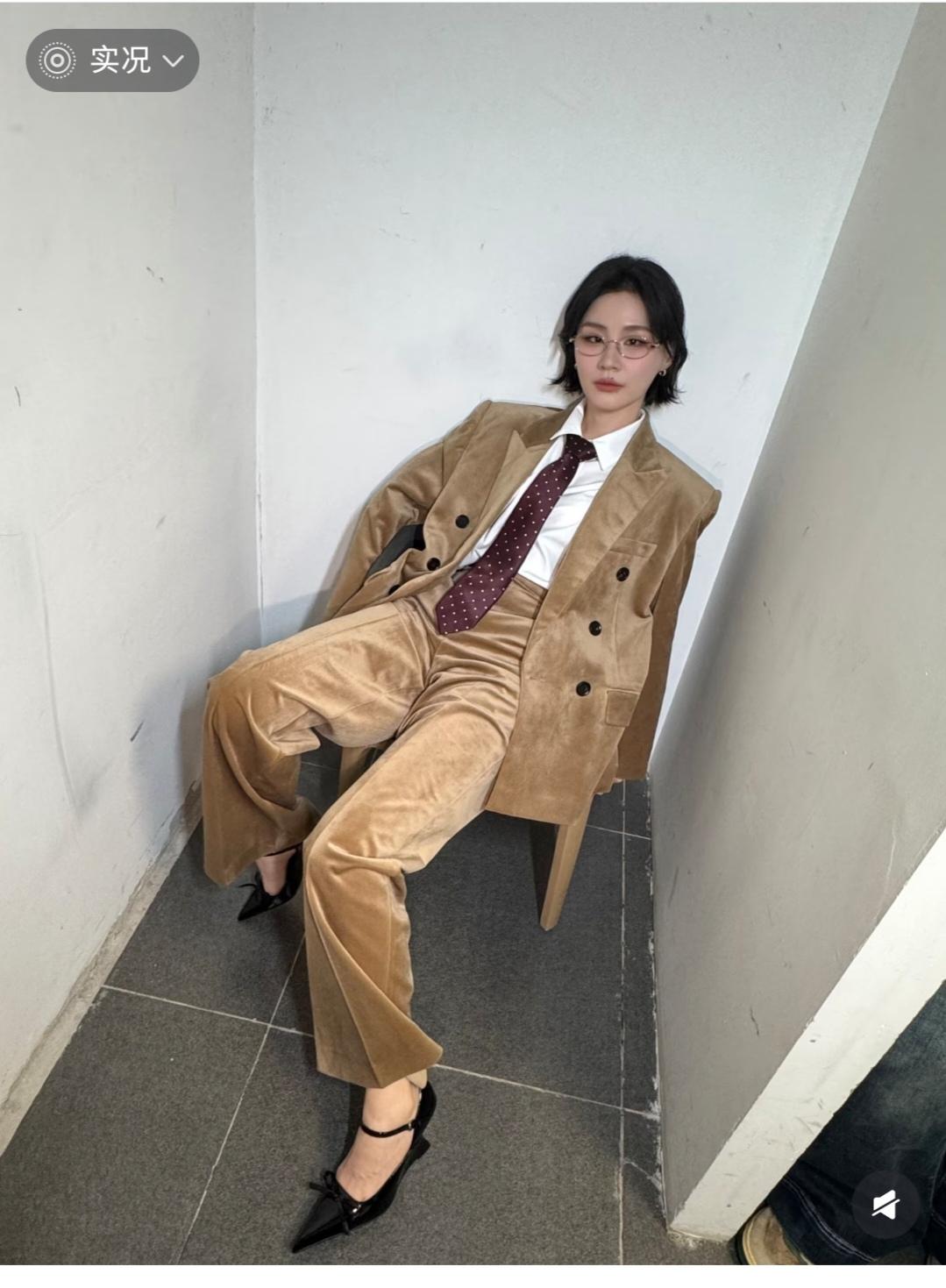 金靖，这发型更显得俏皮。