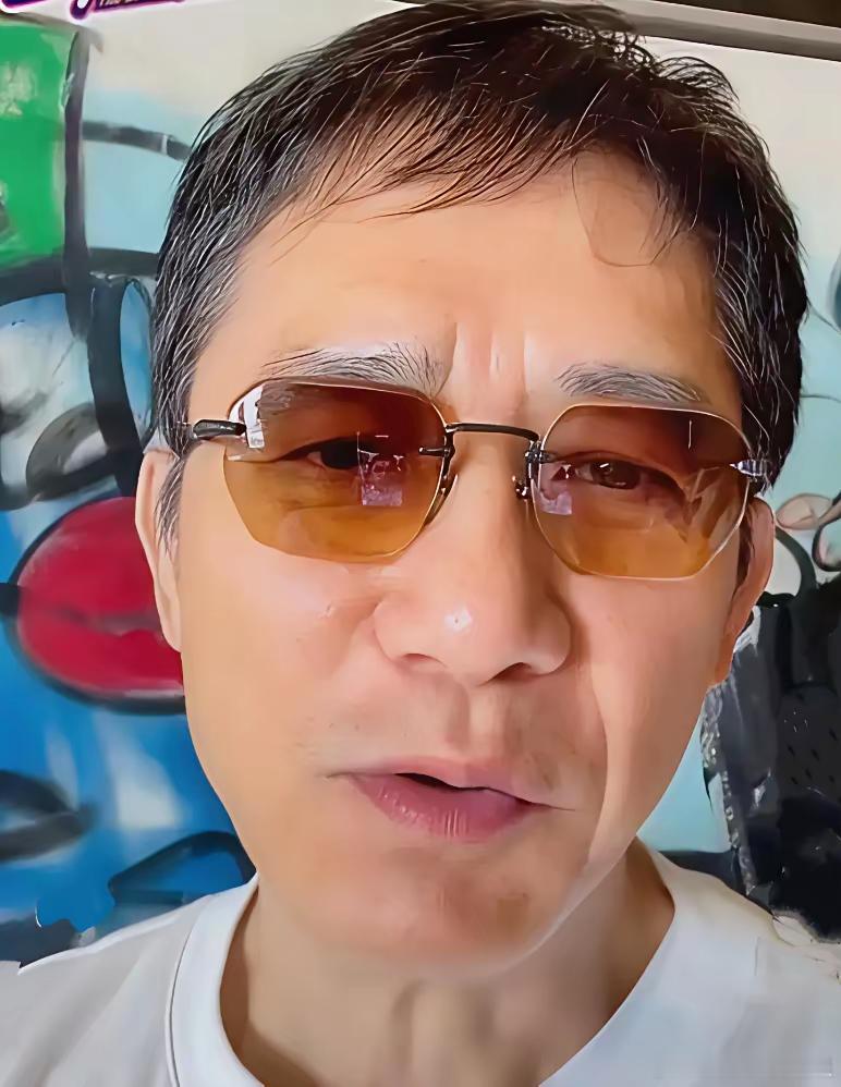 在10月26日的《一路繁花2》发布会上，梁朝伟通过VCR透露刘嘉玲有洁癖，怕她录