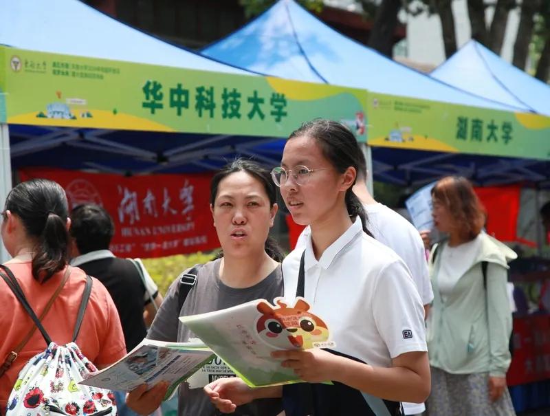 外甥女是一位师范大学毕业生，她告诉我，她去某大城市的中学应聘，被告知只招聘名校的