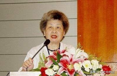☁1956年，国学大师钱穆，61岁时三婚迎娶27岁胡美琦，新婚夜，他盯着如