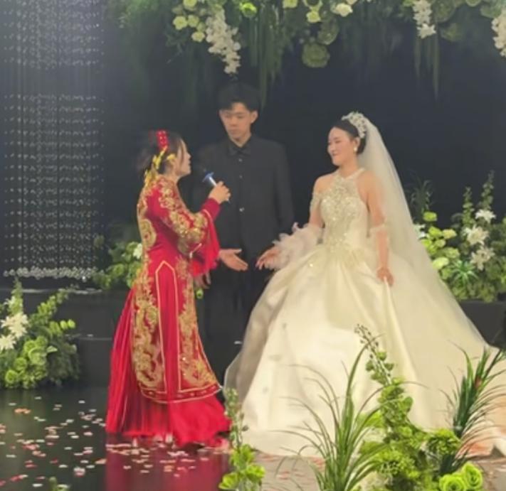 河北一场婚礼，火上了热搜。不是因为排场多大，也不是因为新人多感人，而是因为主角换