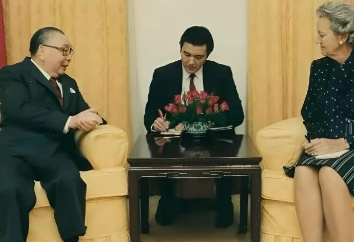 当年时任蒋经国秘书与翻译的小九子正在专心致志的记录与翻译着蒋经国与外国友人的会谈
