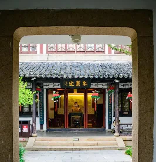 据说太子基郑中基官宣离婚了。实际上，他家是名门望族，他是典型的富二代兼官二代，离