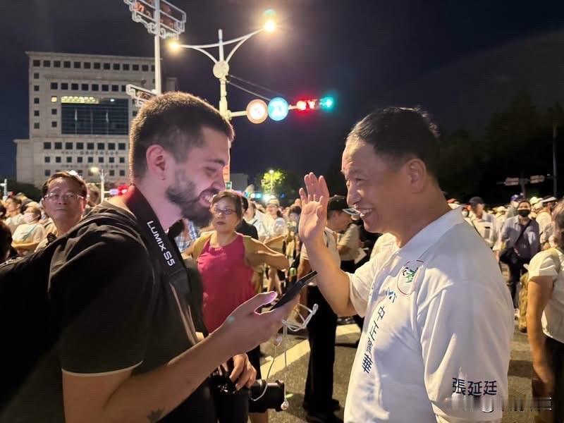 台退役将领张延延今（26日）在脸书发文表示，今天凯道“反毒台”在捷运站就大排长队