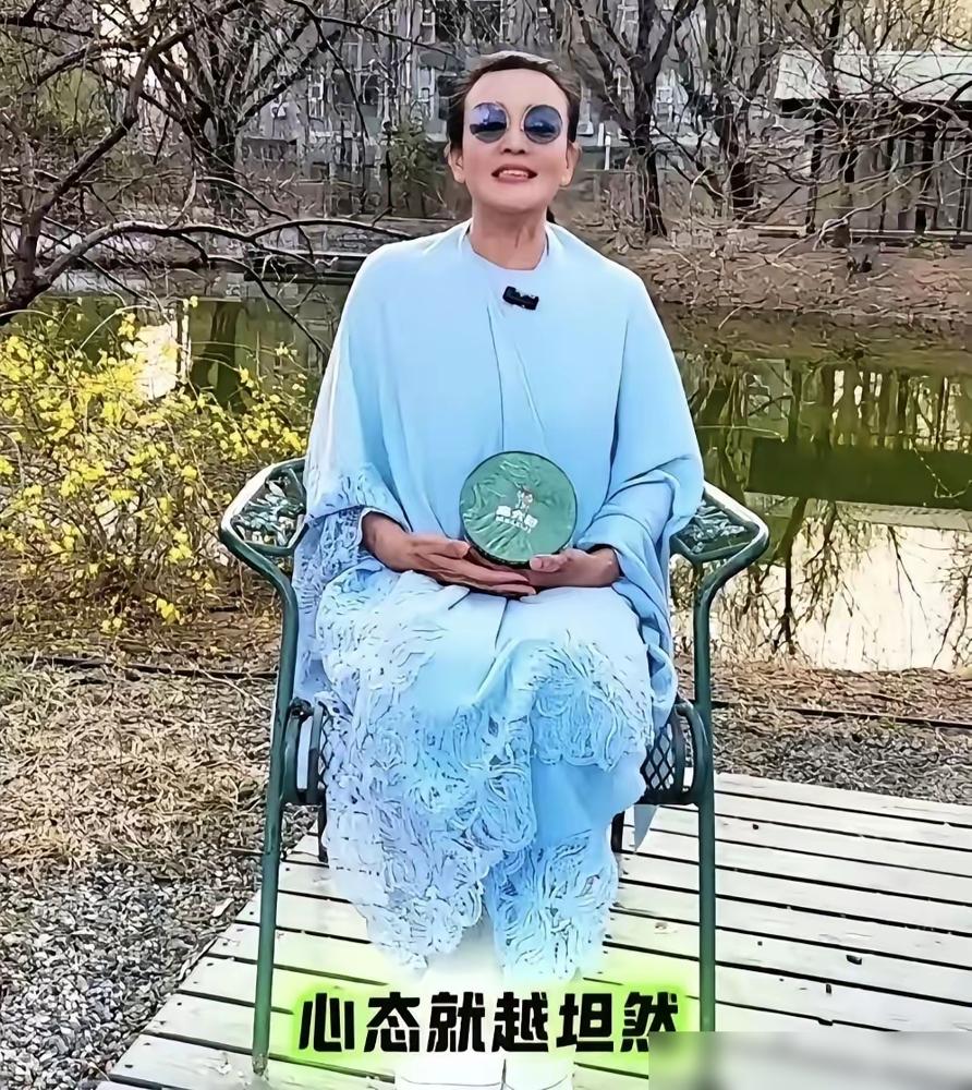 骂亲妈，砸饭碗，汪小菲这操作你看懂了吗？张兰直播间卖断货，麻六记的股权书上，她名