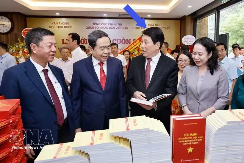 别来无恙！梁强出书了，陈青敏到场祝贺。8月27日上午，越南原国家主席梁强大将