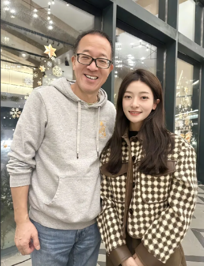 本来对与辉同行的安安没有任何好感的直到看到她抖音里还保存着跟俞敏洪老师的那张