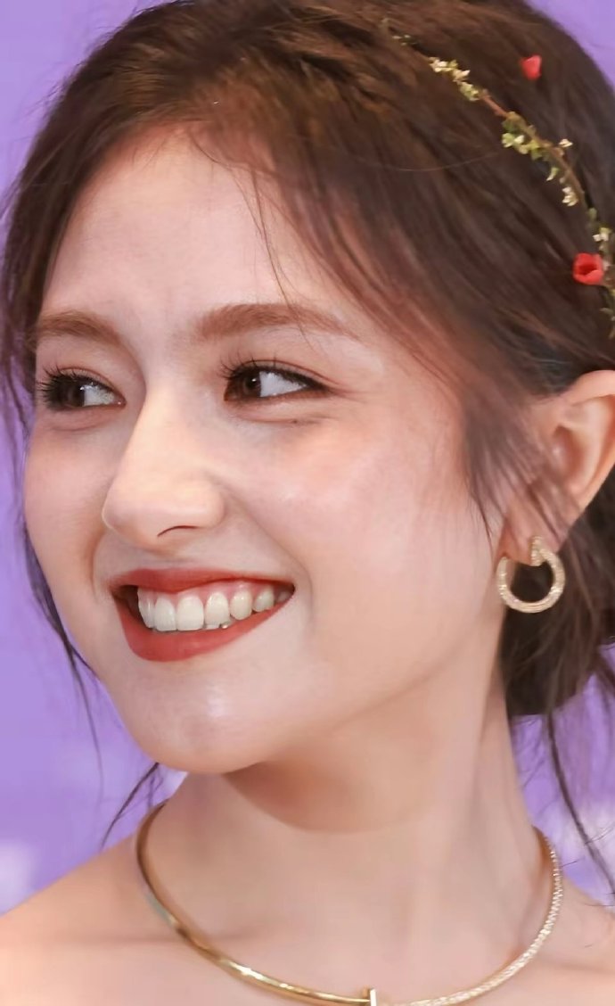 我感觉李兰迪的牙弓，就是笑起来的弧度非常完美，能漏出完整牙齿又不会漏太多牙龈​