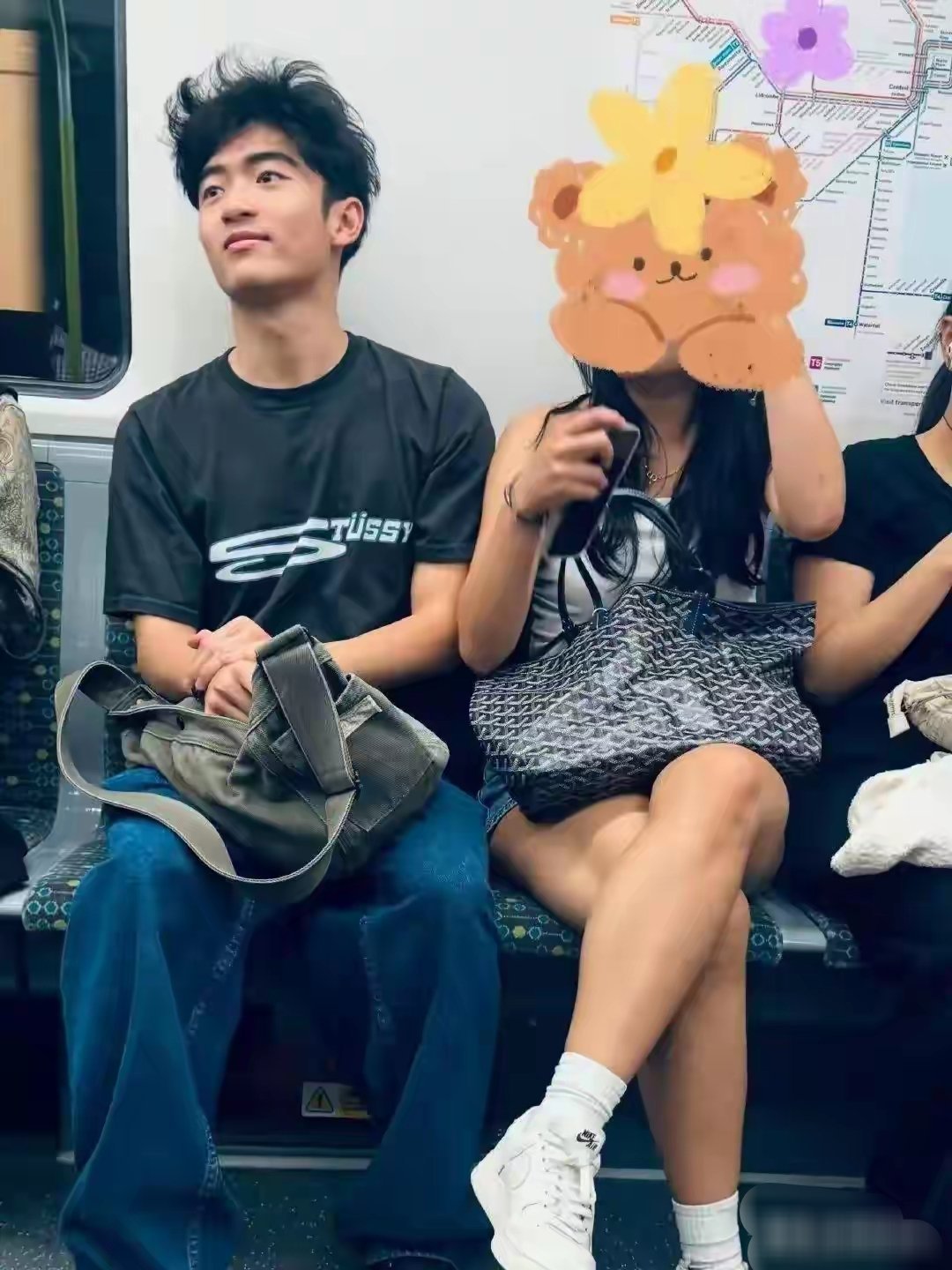 谢霆锋18岁大儿子和女友在澳洲坐地铁被偶遇，他长相非常帅气