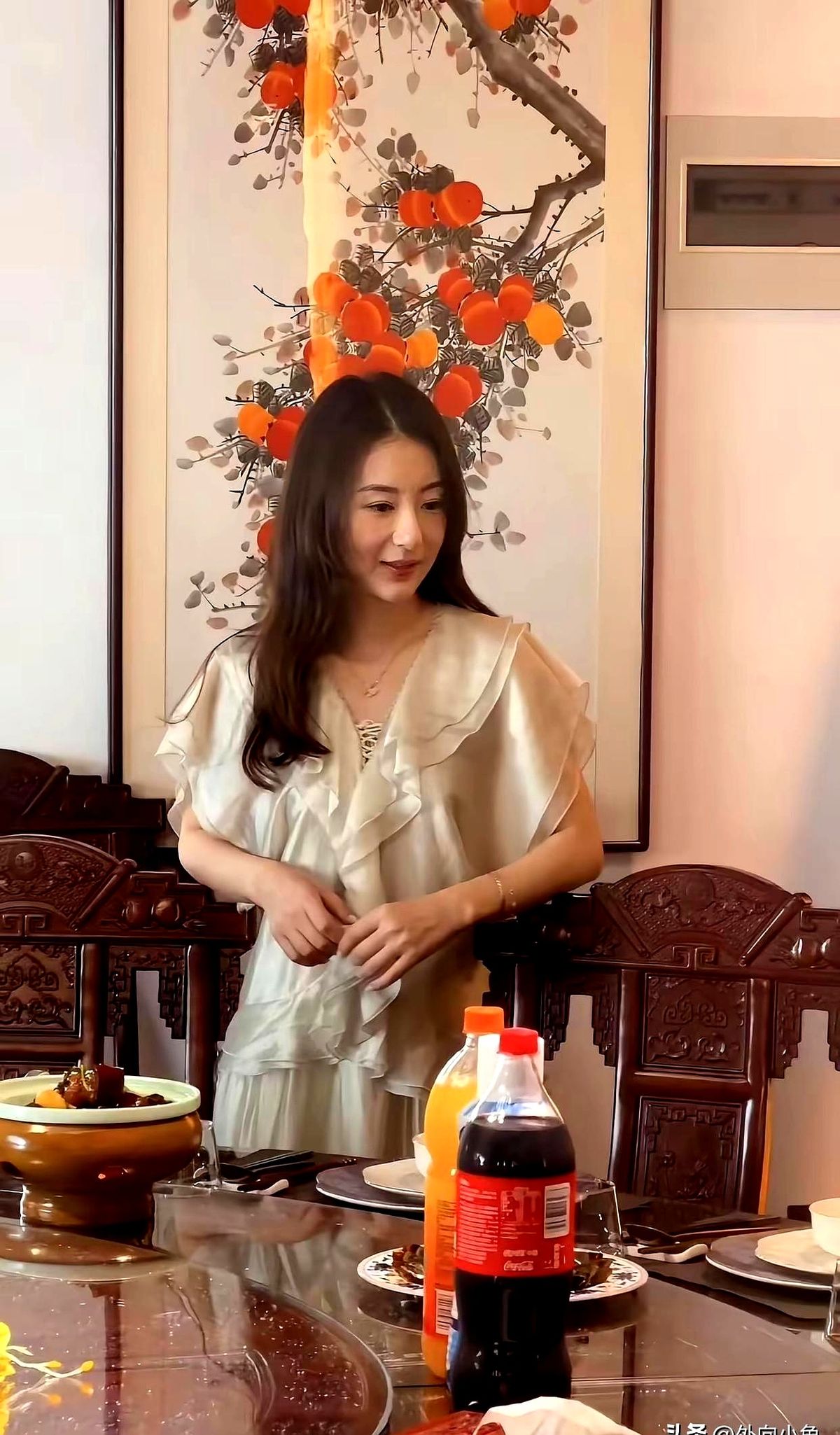 离开精修图的方媛，真人到底长啥样？网友给出的评价是：比视频里惊艳太多。一场普通饭局，中式实木桌椅，墙