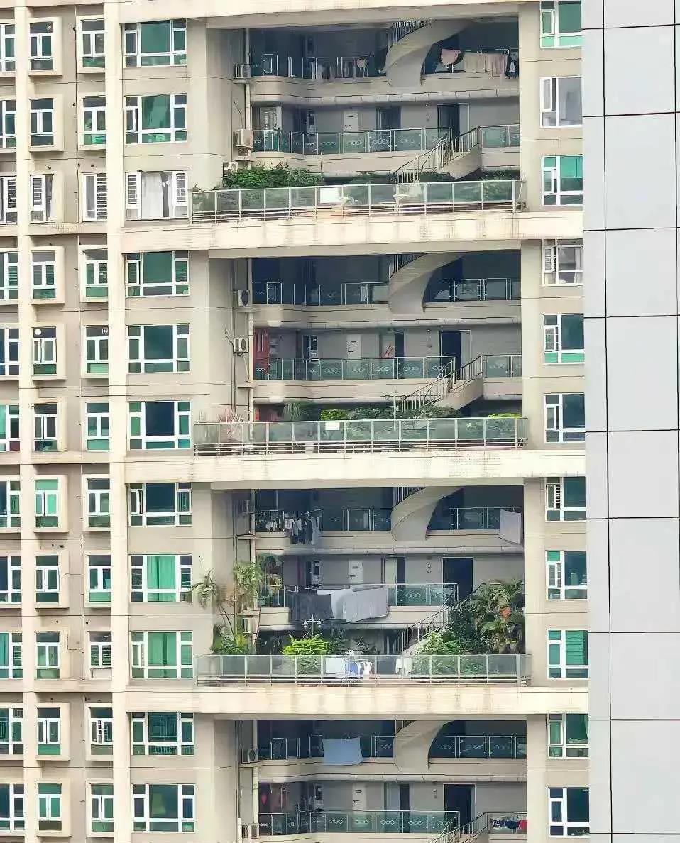 稀烂的户型，光线被挡的死死的，白天都得开灯