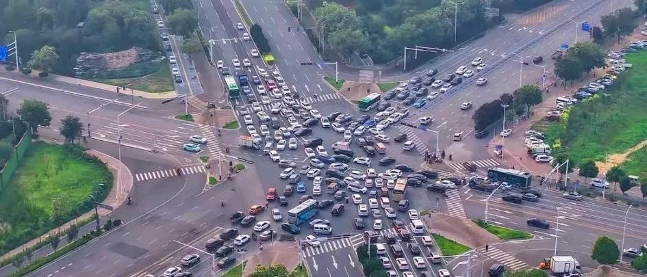 石家庄的石栾六岔口可真是让人头疼！好多市民路过建华南大街、仓盛路和石栾大街这个六