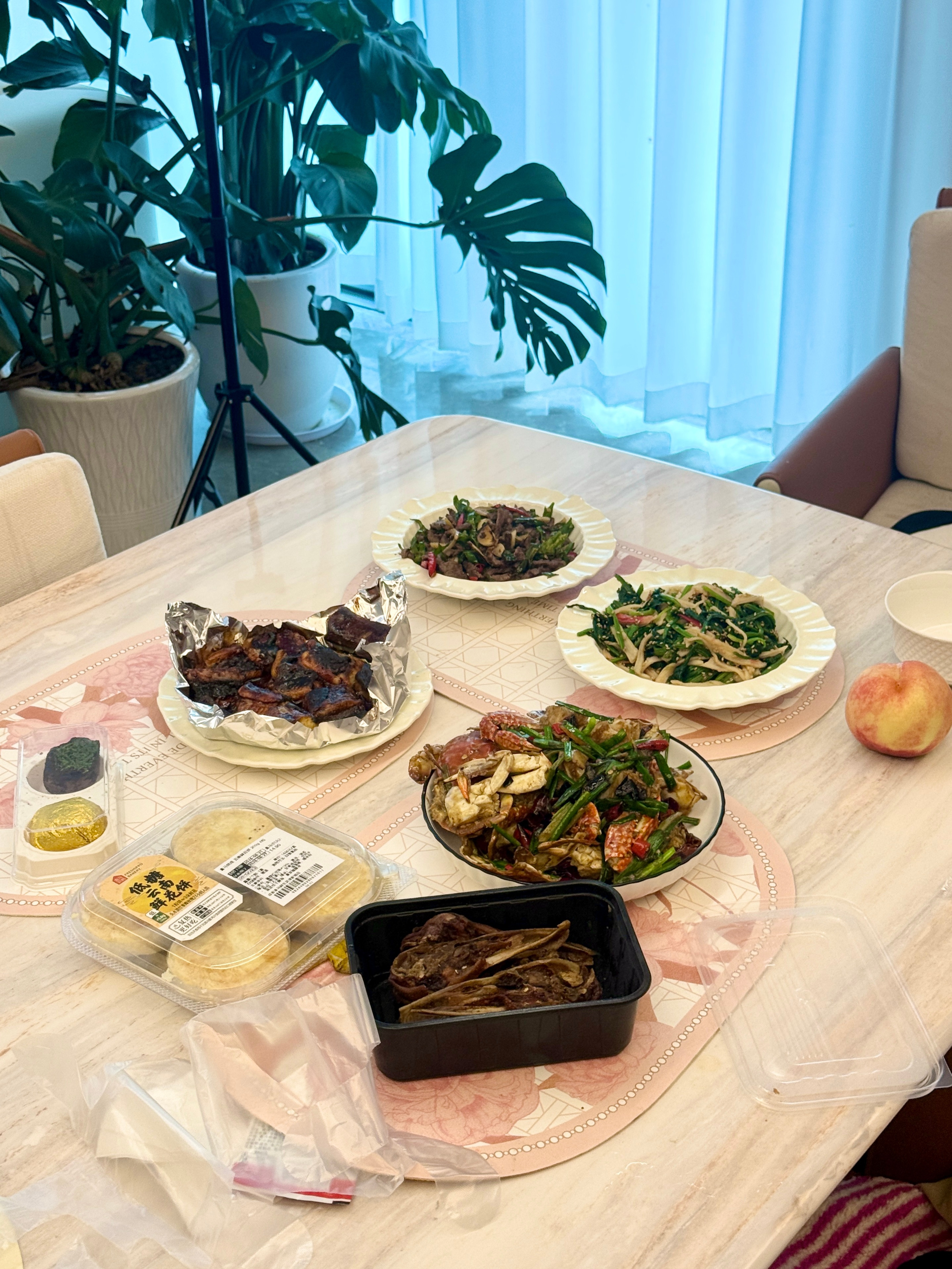 今天吃什么?葱姜梭子蟹，烤鳗鱼，菠菜蟹柳，辣椒炒牛肉，干锅鸭头