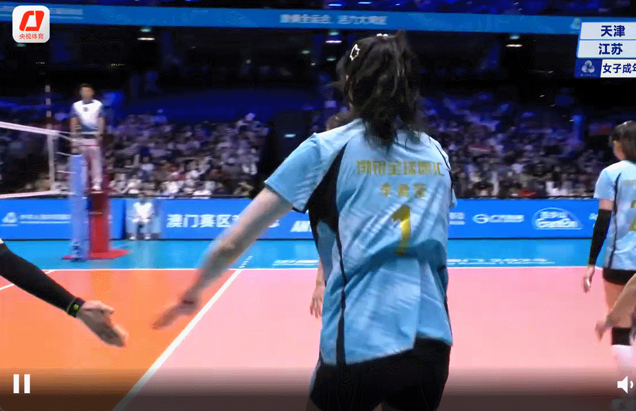 江苏队扳回一局，这一局打到14-17的时候，终于让李盈莹下去歇会了，她坐在板凳上