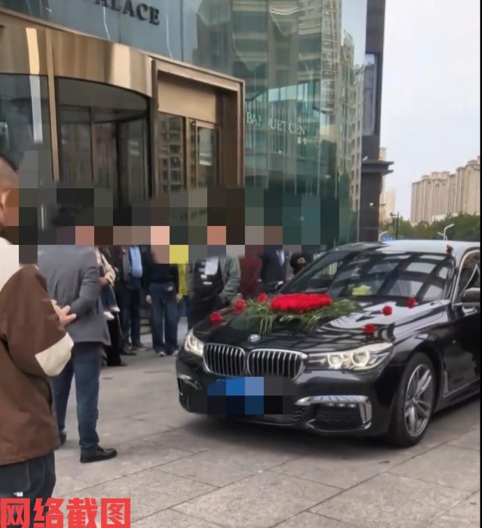 江苏盐城有新人结婚还遇到事。这在结婚的大喜当日，老丈人却拦住婚车不让走，在于