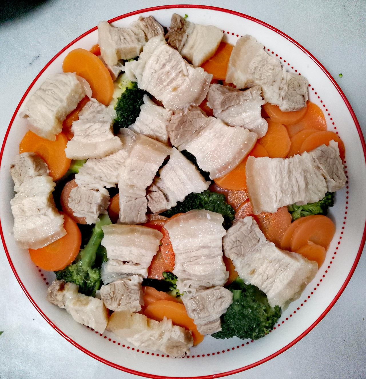 在广东茂名和湛江一带的人最喜欢做白切肉，因为他们觉得只要是好的猪，白切也好食，我