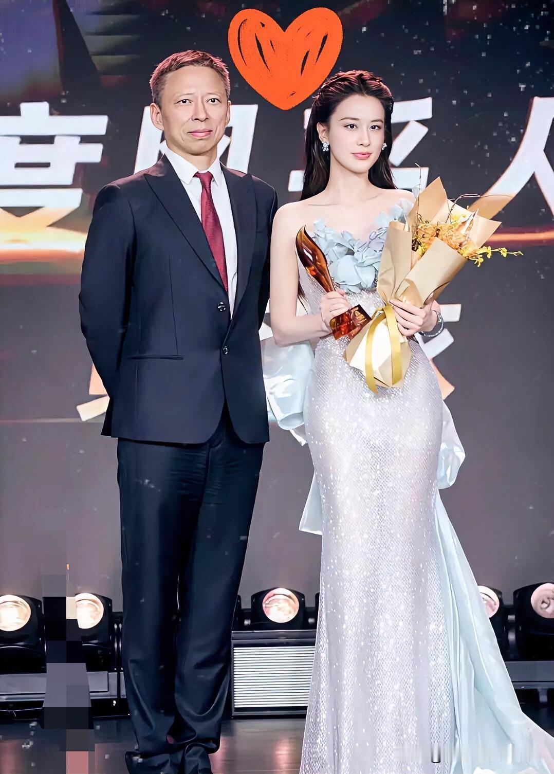 搜狐集团的董事长张朝阳62岁了，穿上西装的他只是比较有气质，但是颜值跟普通中老年