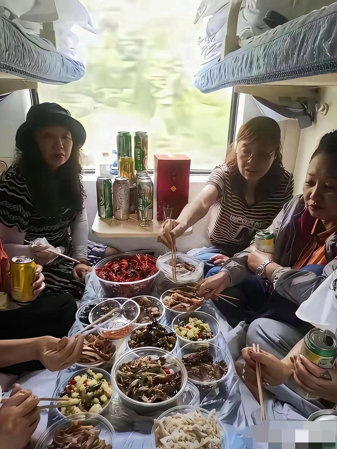 大妈们，在火车上这样吃，真的好吗？