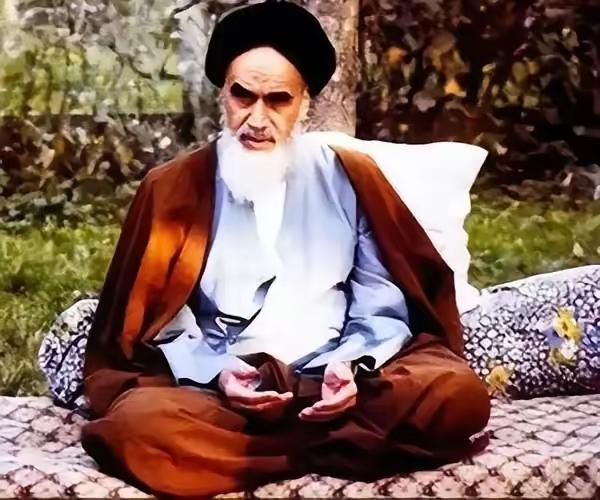 就是这么的巧合，伊朗的两个最高领袖都是享年87岁。霍梅尼出生于1902年