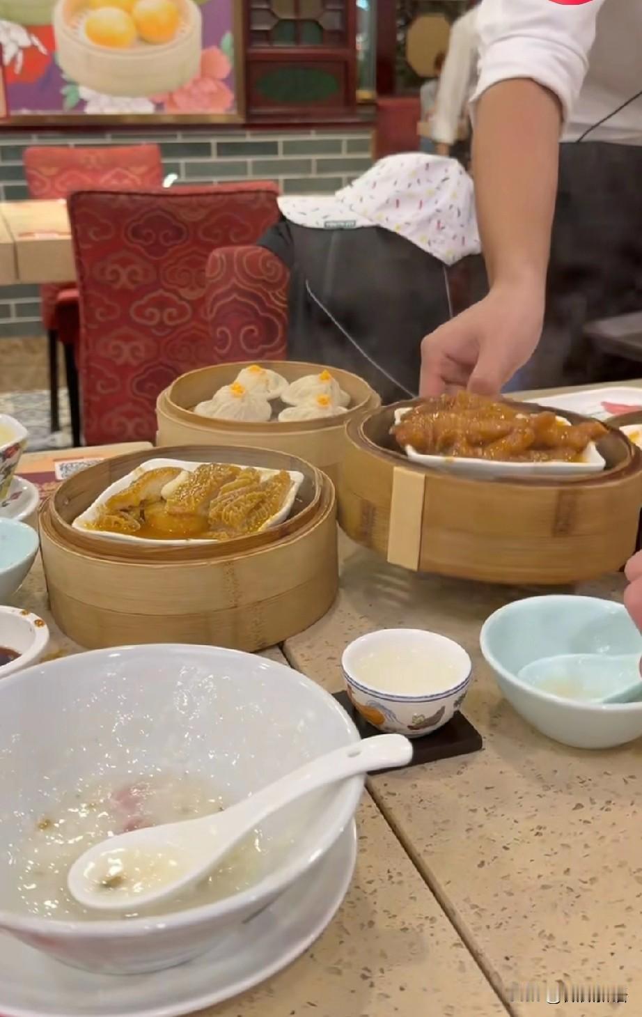 王皓这次休假的时间挺长，有时间和小雅一起陪海苔去参加比赛了。刚刚看到闫小雅更新