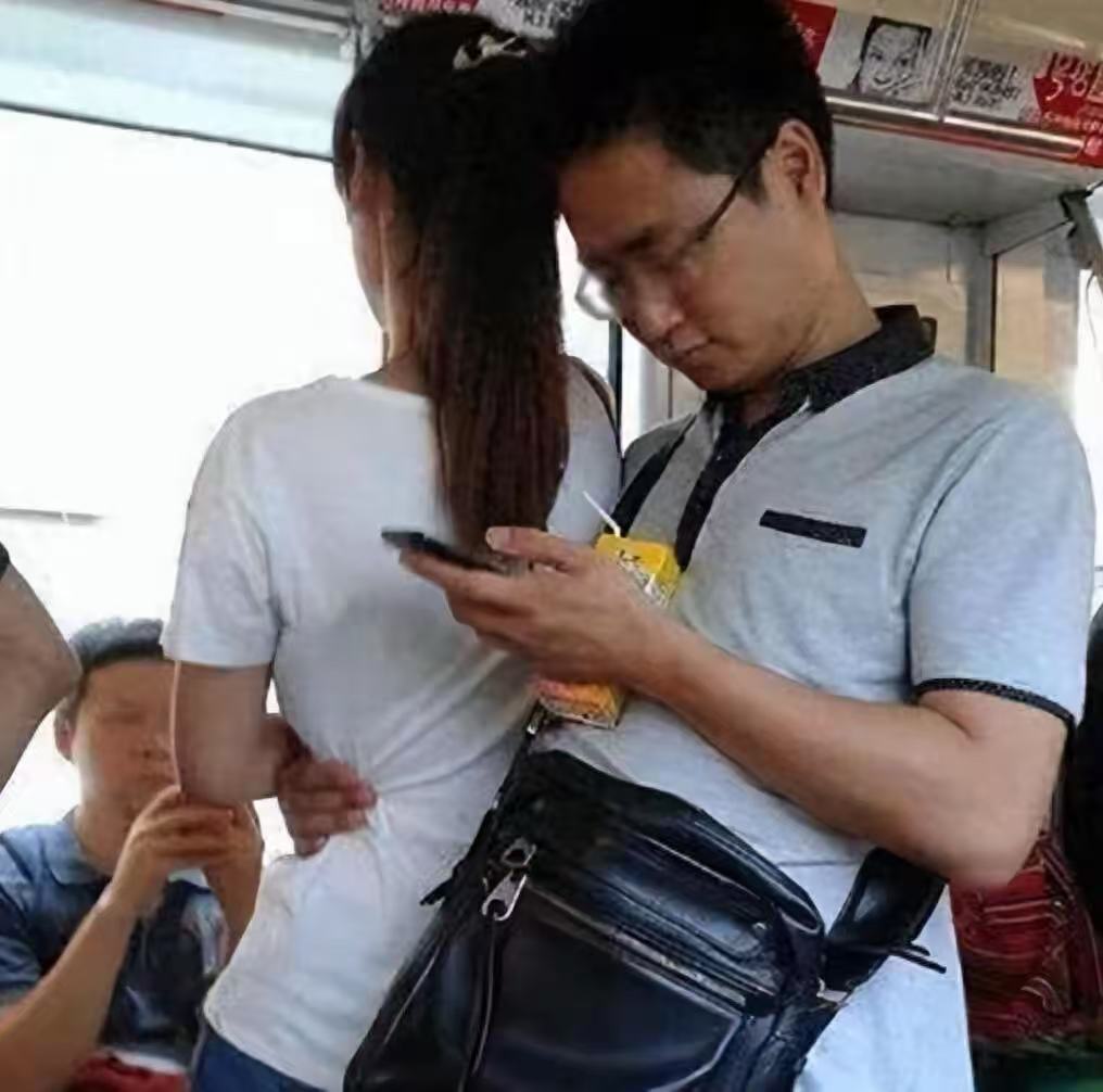 大哥，你手放错位置了吧？
